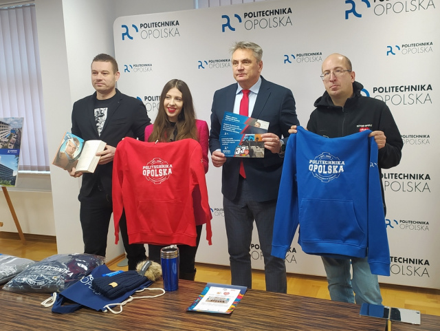 Politechnika Opolska kolejny rok gra z WOŚP. Rektor przekazał gadżety i vouchery na licytacje