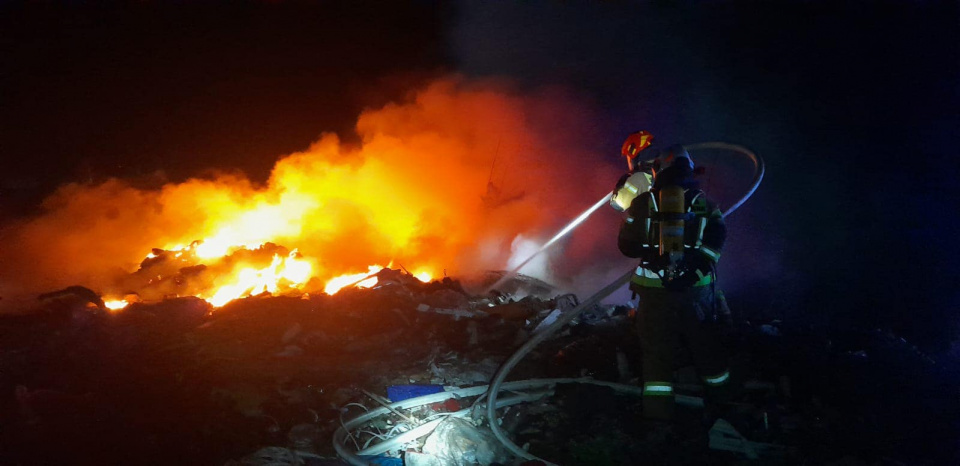 Pożar składowiska w Ziemiełowicach [fot. fb OSP Ziemiełowice]