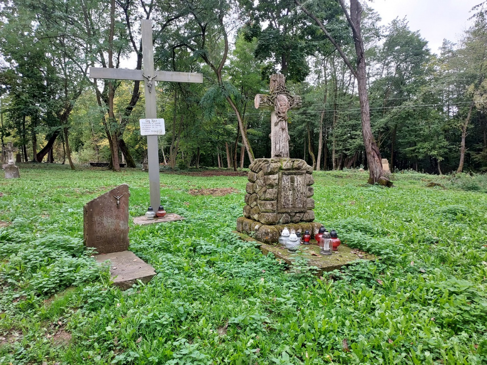 Pozostałość cmentarza nieistniejącej polskiej wsi Puźniki [zdj. Jan Poniatyszyn]